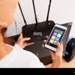 Qué debo hacer si mi teléfono no se conecta a la red Wi-Fi después de un reinicio y cambio de tarjeta microSD